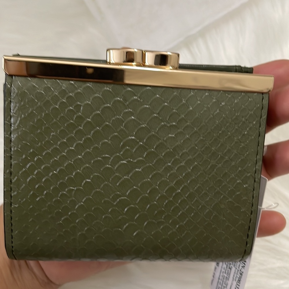 Accessorize London
Women's Faux Leather Clip
Frame Bella Wallet - olive | NWT - Picture 13 of 15